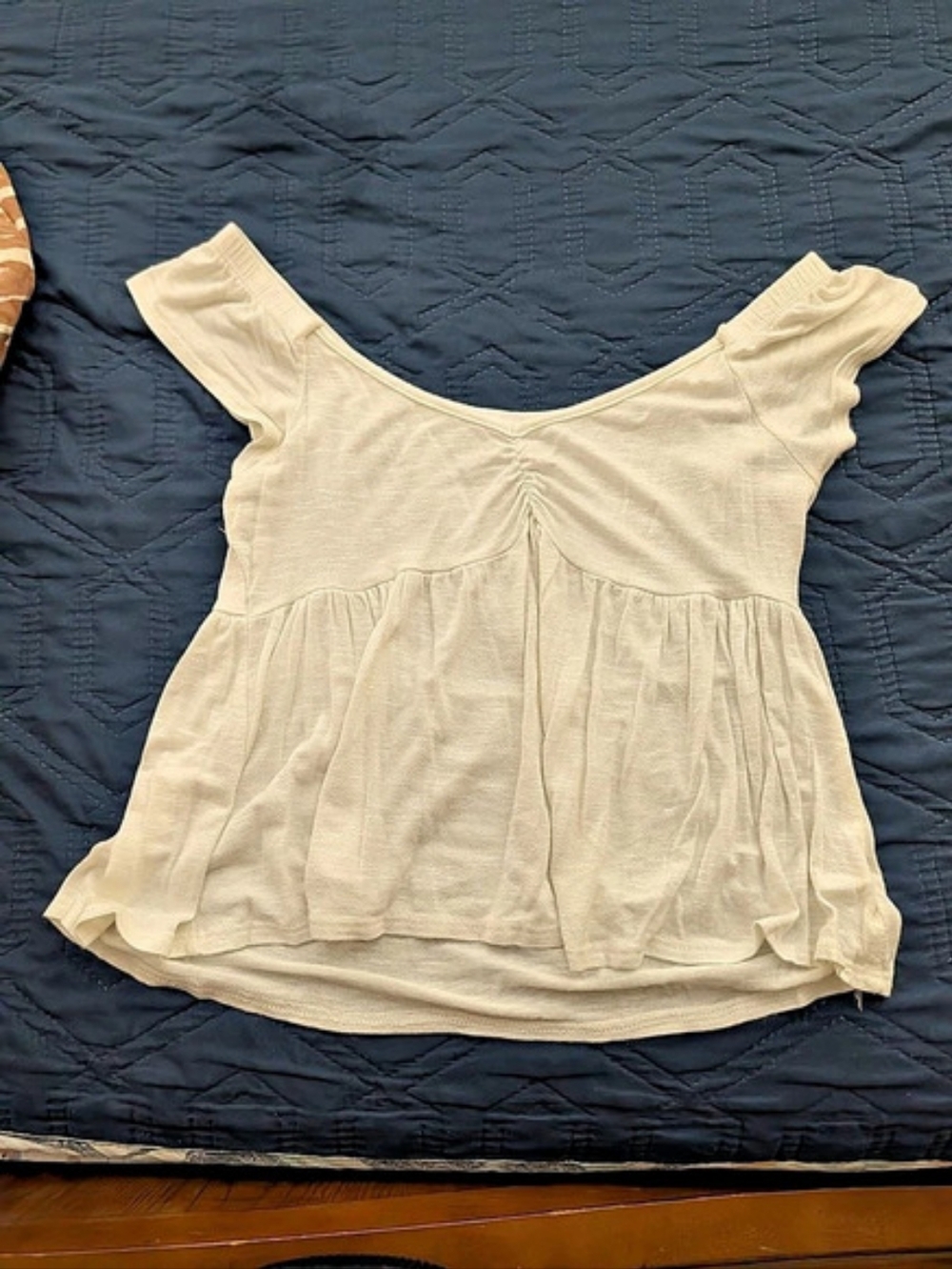 Livi by Olivia Rae Ruched Short Sleeve Top in Cream Size Small